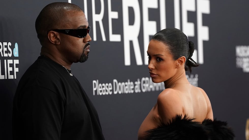 Kanye West, à esquerda, e Bianca Censori chegam ao 67º Grammy Awards anual no domingo, fevereiro ....